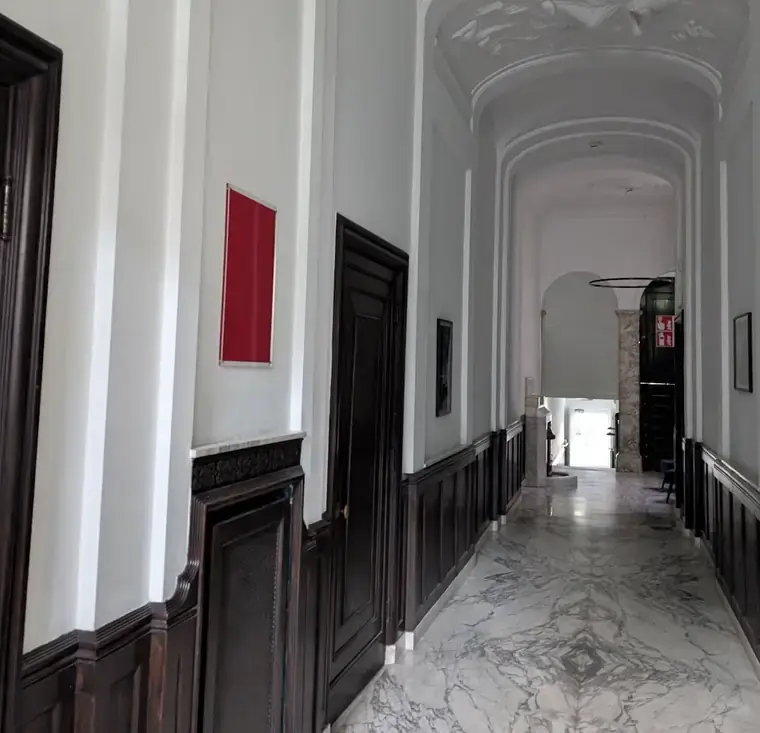 Entree van het kantoor van Franchise-starten.nl aan de Herengracht 280 in Amsterdam met marmeren vloer, donkere lambrisering en gewelfd plafond